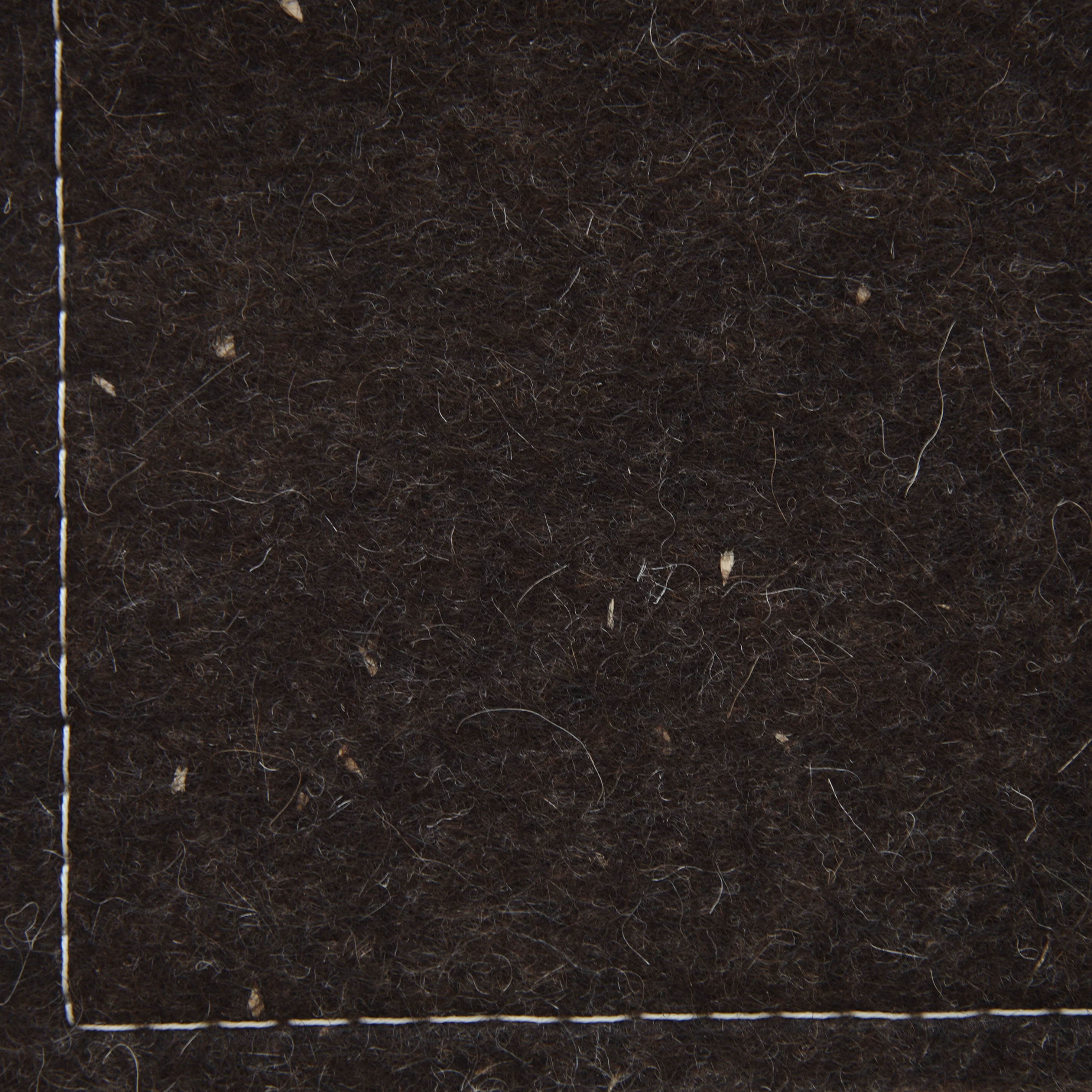 Filtfarve 250 Truffle (Farven er blandet af naturfarver og kan variere fra prøvemateriale ligeledes kan der forekomme vegetabilske rester i denne farve)